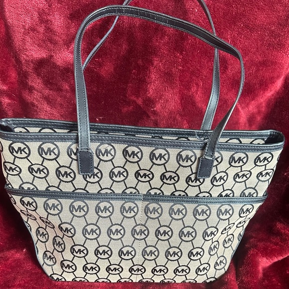 Michael Kors monogram shoulder bag - Picture 2 of 7